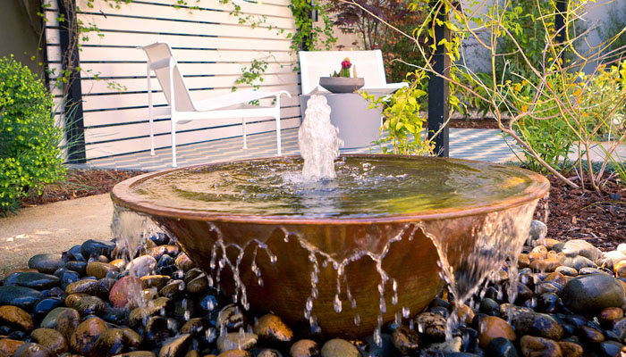 How to Set Up a Miniature Water Feature for Your Garden